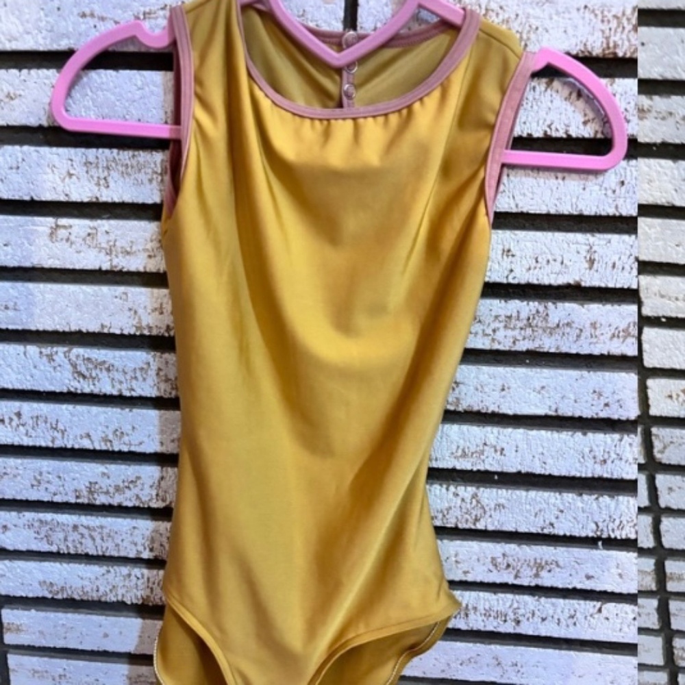 NWT Yumiko Gold with Pink Trim